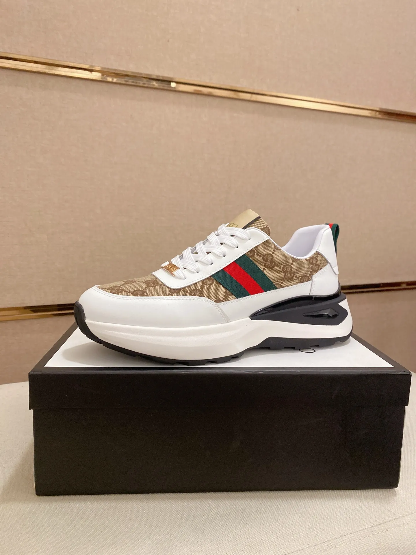 Men's shoes 💰 462💰The new GUCCI (Gucci) counters are launched simultaneously. The new men's shoes, 😘fabrics are selected from imported cowhide, and the lining is sheepskin lining. 👍🏿 High-end ☄️ air-cushion molded anti-slip rubber outsole, exquisite lines, simple and elegant, comfortable and high-end for leisure travel. Code number: 38 to 44 (45 can be customized and cannot be returned or exchanged)